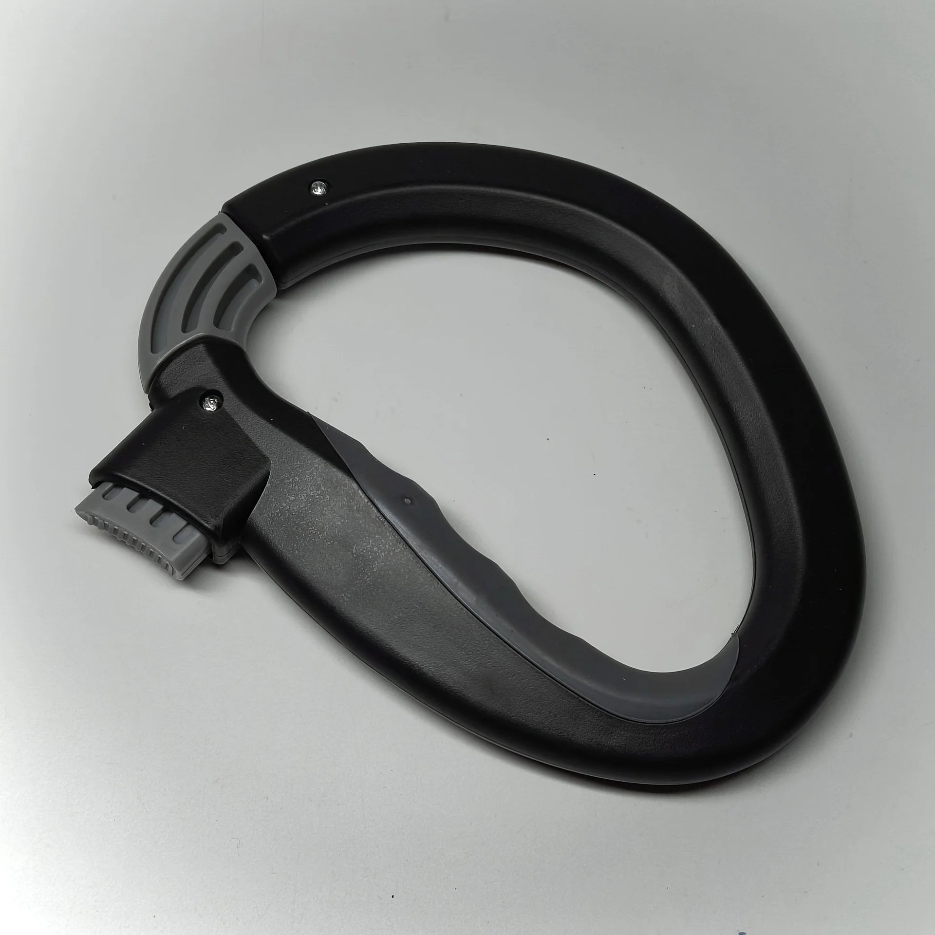 The ergonomic shopping bag handle makes it easy to shop and carry household items with a comfortable grip